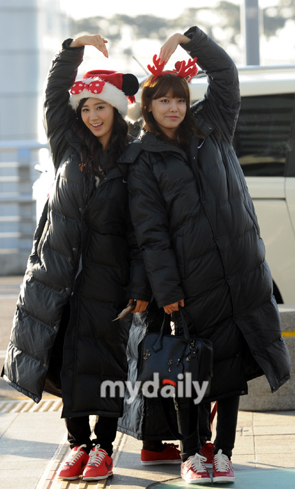[PIC][24-12-2012]SNSD khởi hành đi Nhật Bản vào sáng nay + 8 thành viên đeo bờm giáng sinh trước sân bay + Sunny vắng mặt vì ốm 02307F4050D7A76924C018