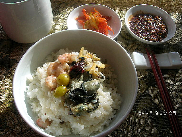 입 안에 바다가 출렁~뜨끈한 해물돌솥밥