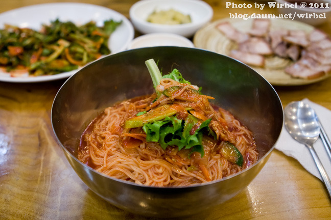 매콤한 비빔국수와 편육이 맛있는 그곳! 분당에서 이곳을 모르면 간첩!