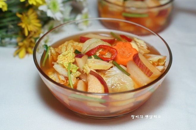 과일이 들어가 국물맛이 시원한 나박 김치