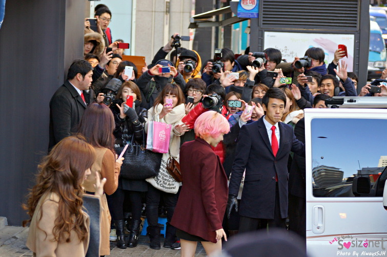 [PIC][02-31-2013]SNSD ghé thăm "Lotte Young Plaza" tại Myeongdong vào trưa nay - Page 2 15438F4C50E405EB14AB35