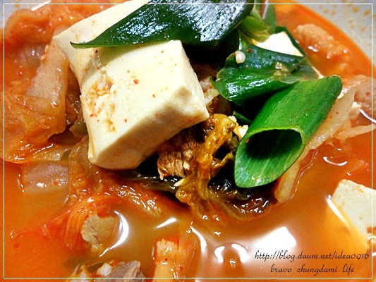 돼지고기듬뿍넣은김치찌개 이미지