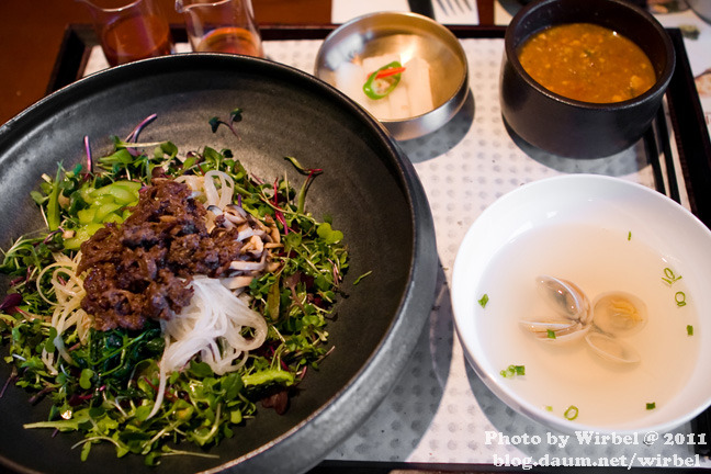 은은한 향의 참숯 불고기 비빔밥이 있는 프레쉬 아시안 비스트로