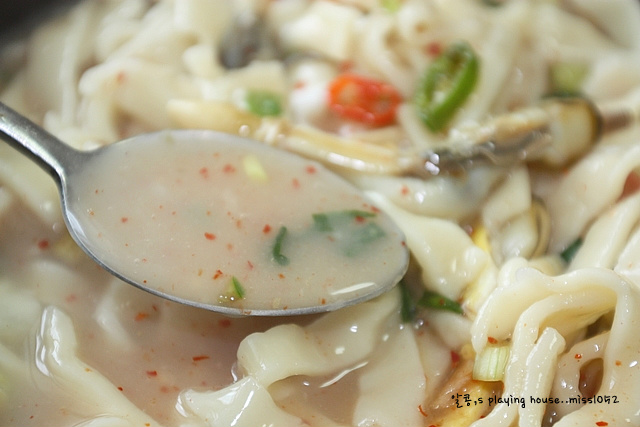 한입 넣으면 맨정신 실종-맛조개 손칼국수..