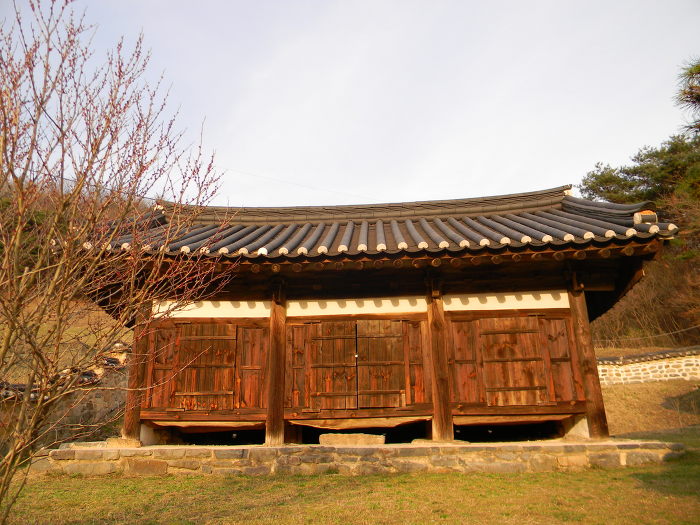 대전 무수동 유회당부기궁재, 삼근정사