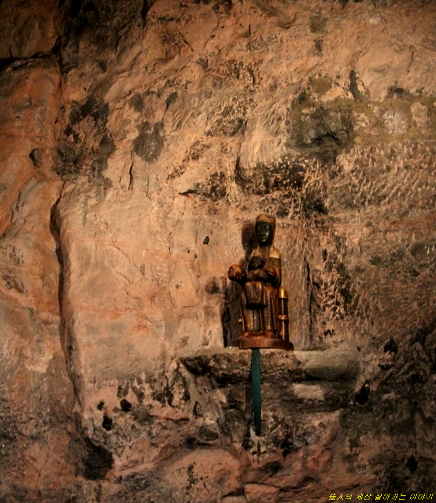 산타 코바(Santa Cova)에 이르는 길(몬세라트) 그리고 검은 성모상