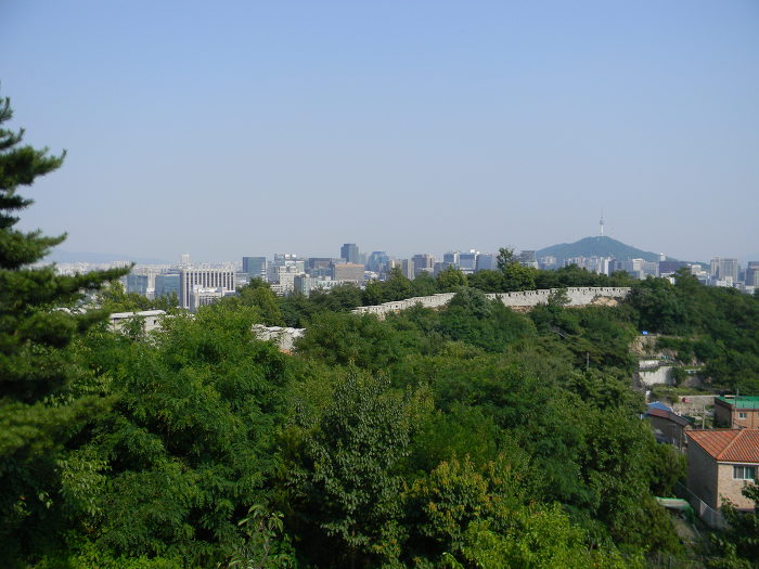 부드러운 곡선을 지닌 인왕산 한양도성 무악동입구~사직동 구간