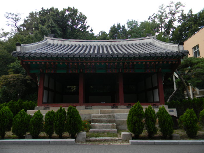 영빈이씨의 사당인 선희궁터와 서울농학교의 오래된 은행나무들