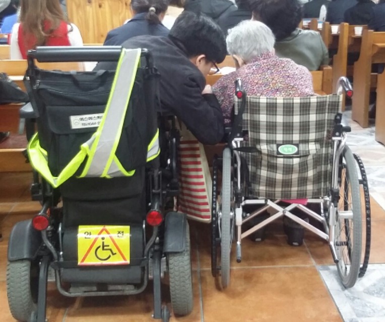 장애우와 휠체어 할머니의 다정한 대화