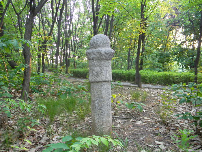 오금공원 인공폭포, 오금동 유래비, 주인 잃은 망주석