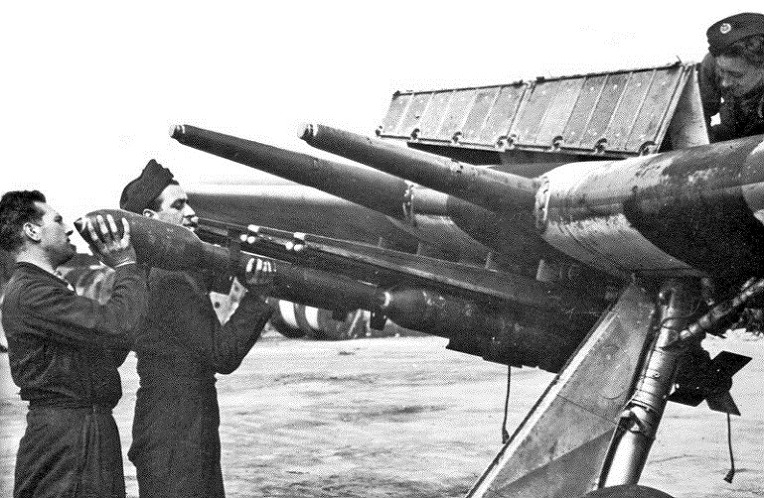 영국 공군의 독일군 기갑 차량 격파 필살 무기였던 RP-3 로켓탄 -German Panzer perfect striked Weapons by RCAF Hawker Typhoons  RP-3 Rocket 