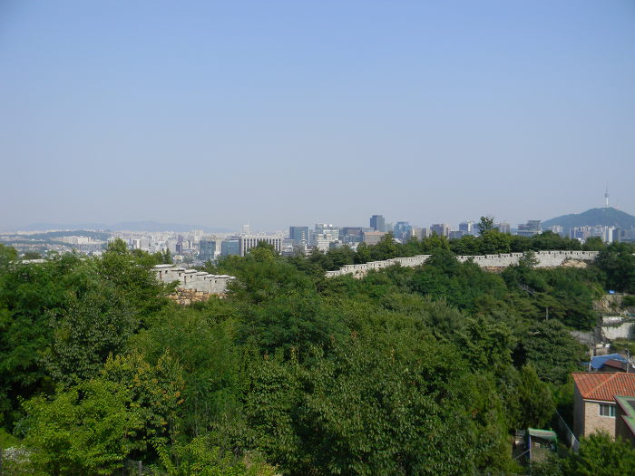 부드러운 곡선을 지닌 인왕산 한양도성 무악동입구~사직동 구간
